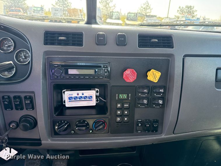 image for item EG8885 2011 Peterbilt 337 semi truck