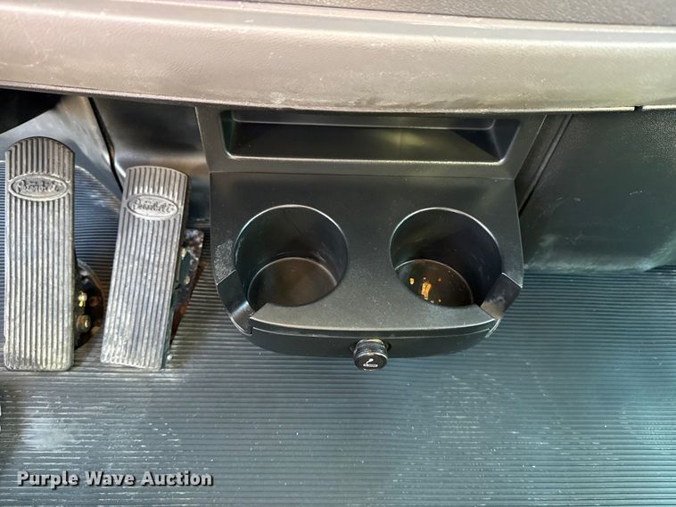 image for item EG8885 2011 Peterbilt 337 semi truck