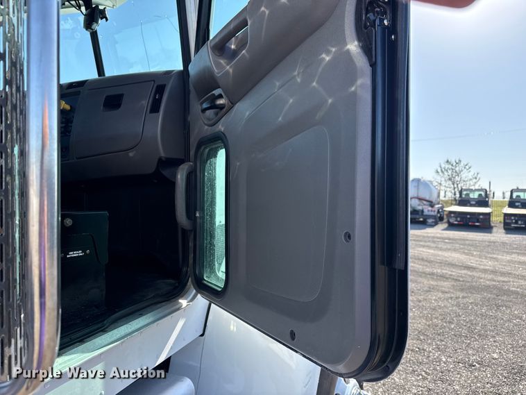 image for item EG8885 2011 Peterbilt 337 semi truck