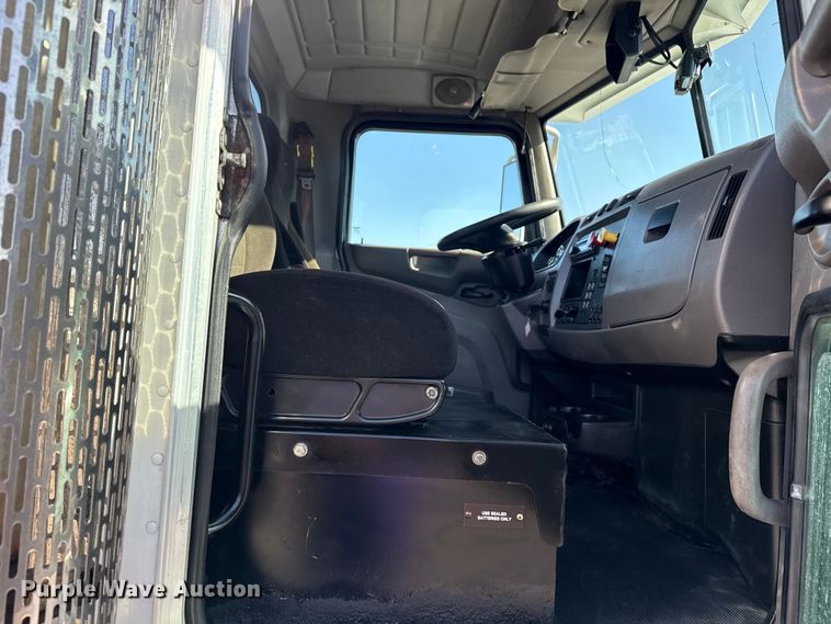 image for item EG8885 2011 Peterbilt 337 semi truck