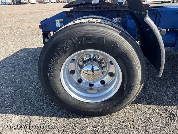 image for item EG8885 2011 Peterbilt 337 semi truck