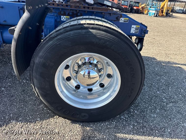 image for item EG8885 2011 Peterbilt 337 semi truck