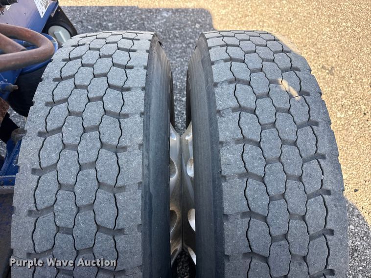 image for item EG8885 2011 Peterbilt 337 semi truck