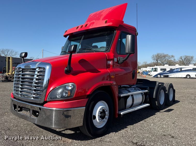 image for item EG8886 2015 Freightliner Cascadia 125 semi truck