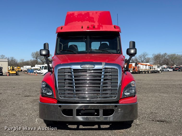 image for item EG8886 2015 Freightliner Cascadia 125 semi truck
