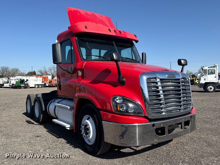 image for item EG8886 2015 Freightliner Cascadia 125 semi truck