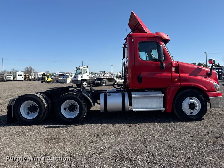 image for item EG8886 2015 Freightliner Cascadia 125 semi truck