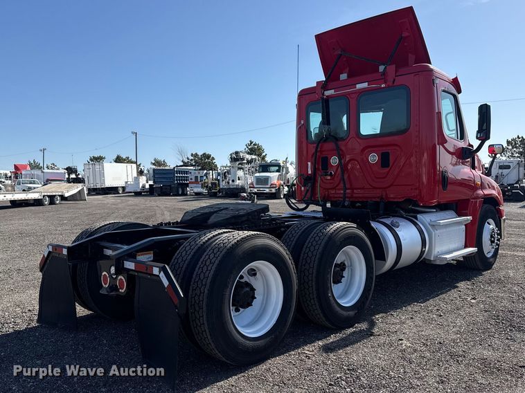 image for item EG8886 2015 Freightliner Cascadia 125 semi truck