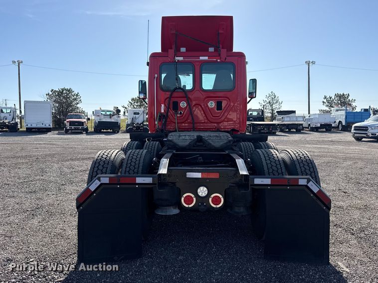 image for item EG8886 2015 Freightliner Cascadia 125 semi truck