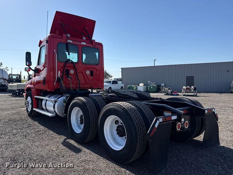 image for item EG8886 2015 Freightliner Cascadia 125 semi truck