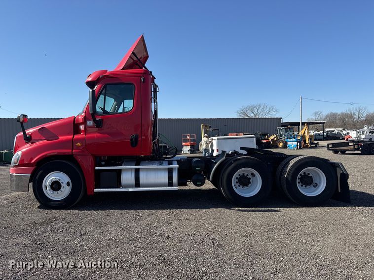 image for item EG8886 2015 Freightliner Cascadia 125 semi truck