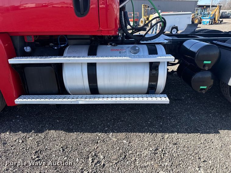 image for item EG8886 2015 Freightliner Cascadia 125 semi truck