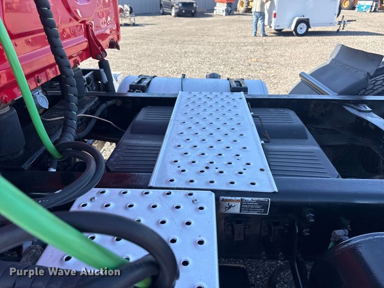 image for item EG8886 2015 Freightliner Cascadia 125 semi truck