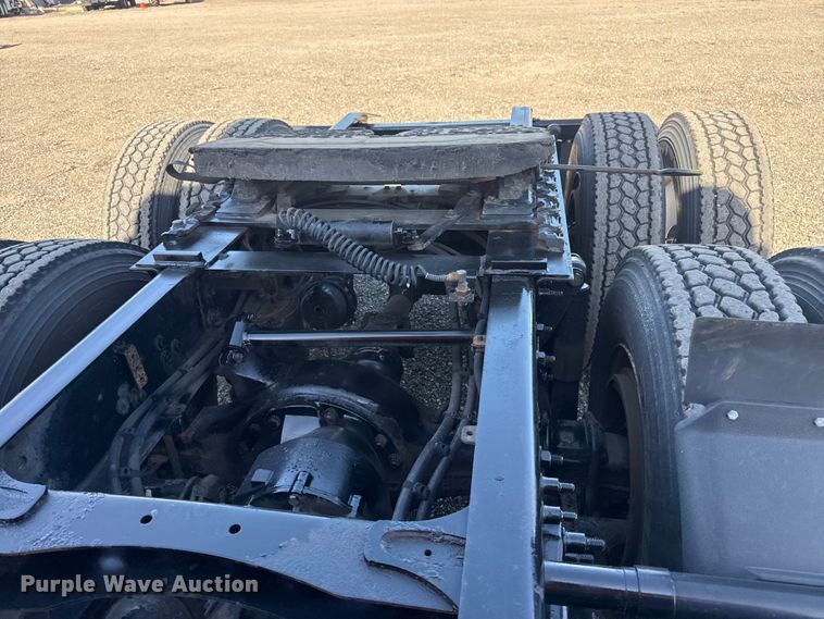 image for item EG8886 2015 Freightliner Cascadia 125 semi truck