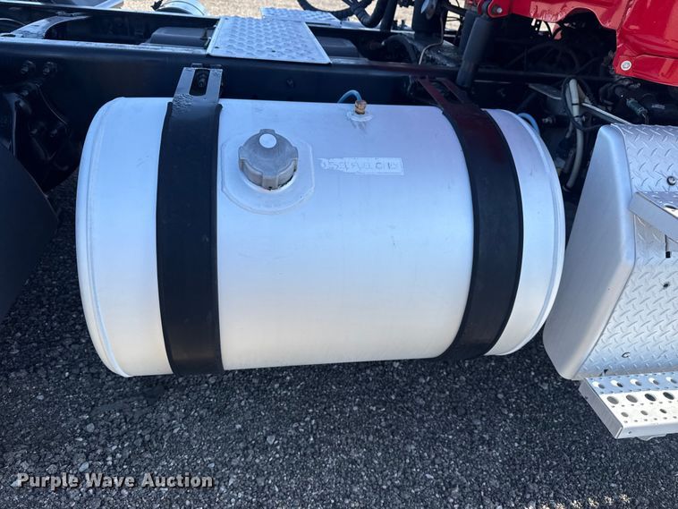 image for item EG8886 2015 Freightliner Cascadia 125 semi truck