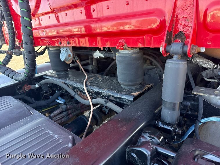 image for item EG8886 2015 Freightliner Cascadia 125 semi truck