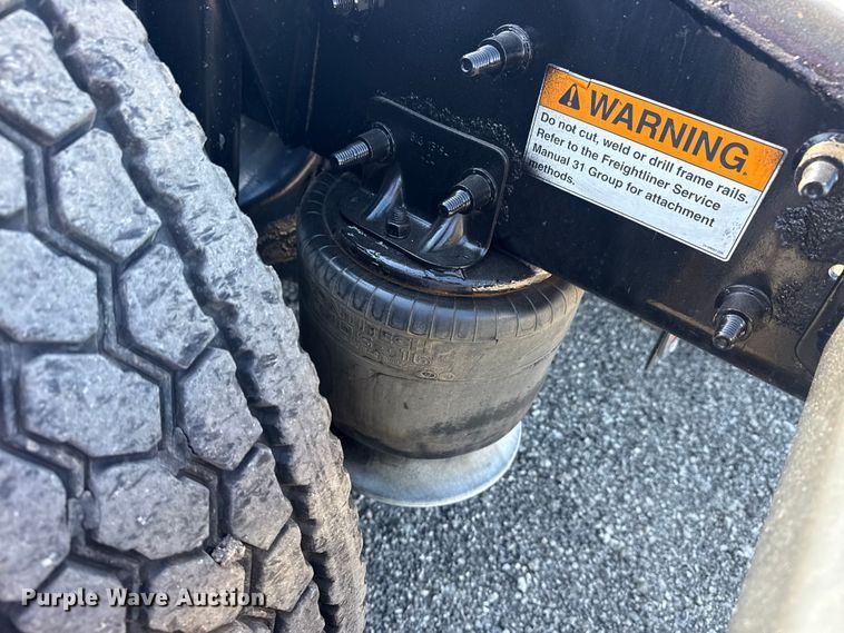 image for item EG8886 2015 Freightliner Cascadia 125 semi truck