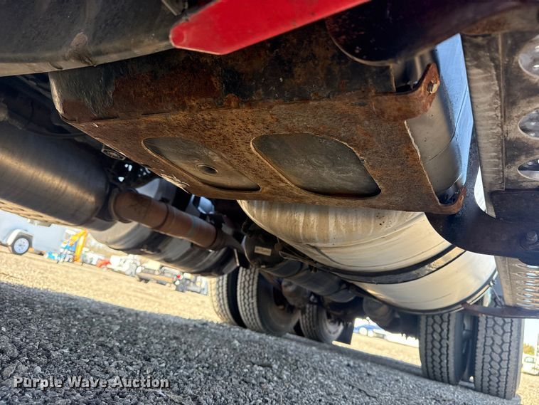 image for item EG8886 2015 Freightliner Cascadia 125 semi truck