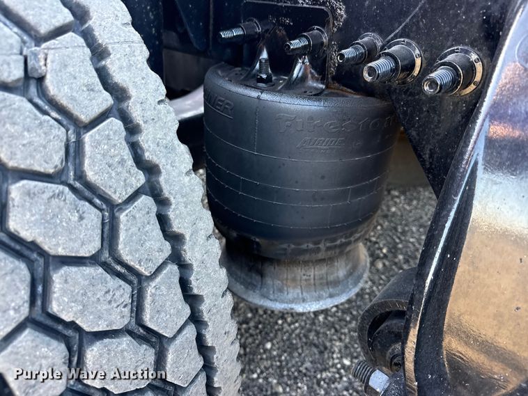 image for item EG8886 2015 Freightliner Cascadia 125 semi truck