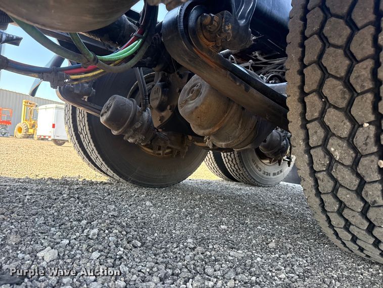 image for item EG8886 2015 Freightliner Cascadia 125 semi truck