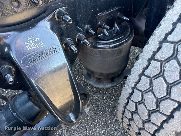 image for item EG8886 2015 Freightliner Cascadia 125 semi truck