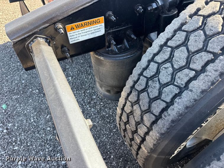 image for item EG8886 2015 Freightliner Cascadia 125 semi truck