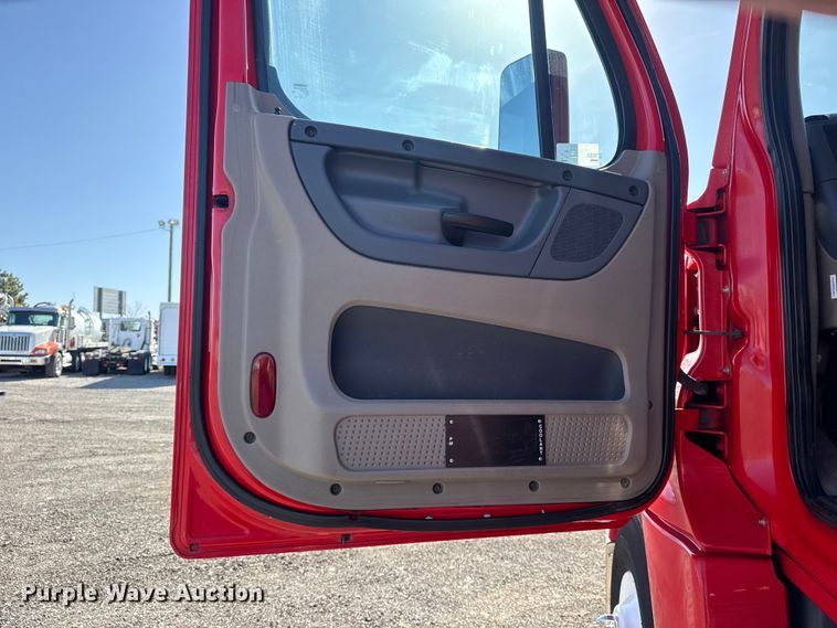 image for item EG8886 2015 Freightliner Cascadia 125 semi truck