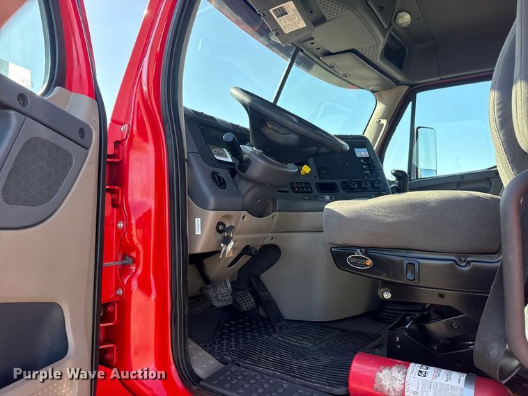 image for item EG8886 2015 Freightliner Cascadia 125 semi truck