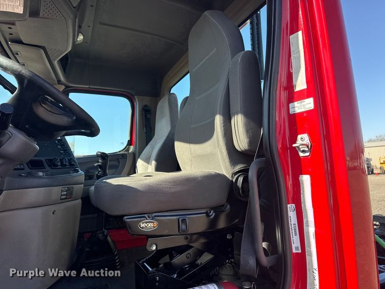 image for item EG8886 2015 Freightliner Cascadia 125 semi truck