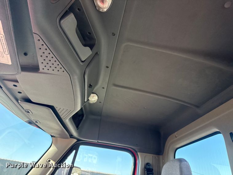 image for item EG8886 2015 Freightliner Cascadia 125 semi truck