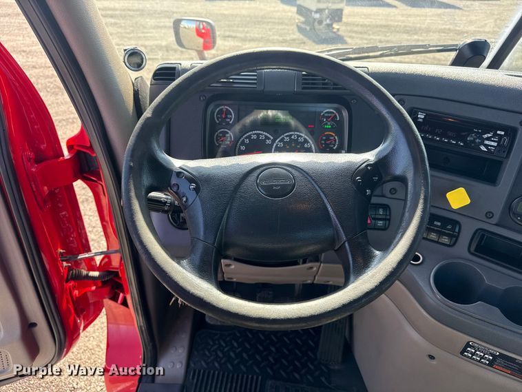 image for item EG8886 2015 Freightliner Cascadia 125 semi truck