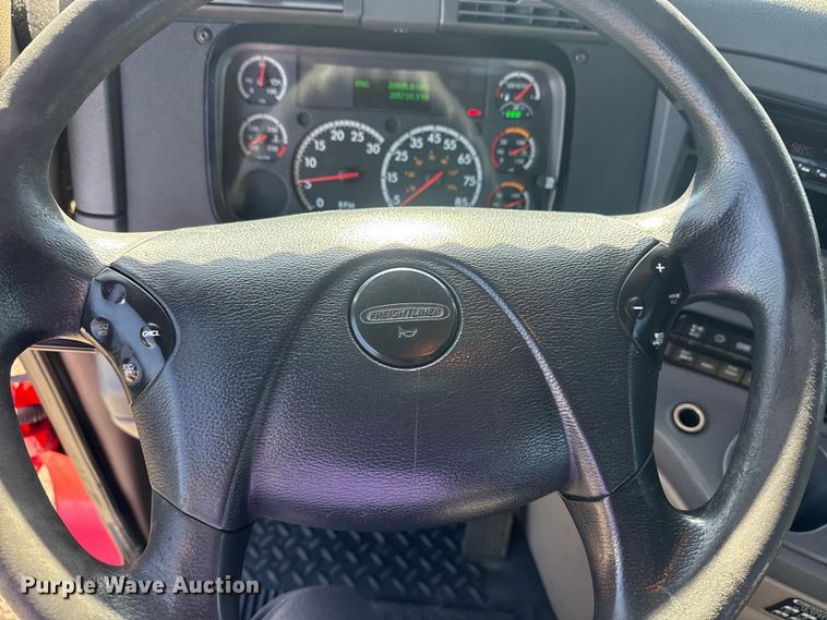 image for item EG8886 2015 Freightliner Cascadia 125 semi truck