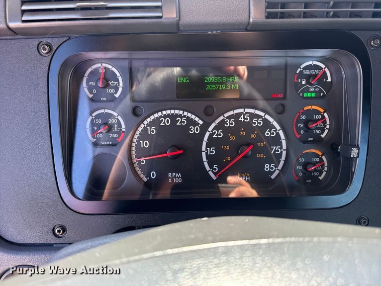 image for item EG8886 2015 Freightliner Cascadia 125 semi truck