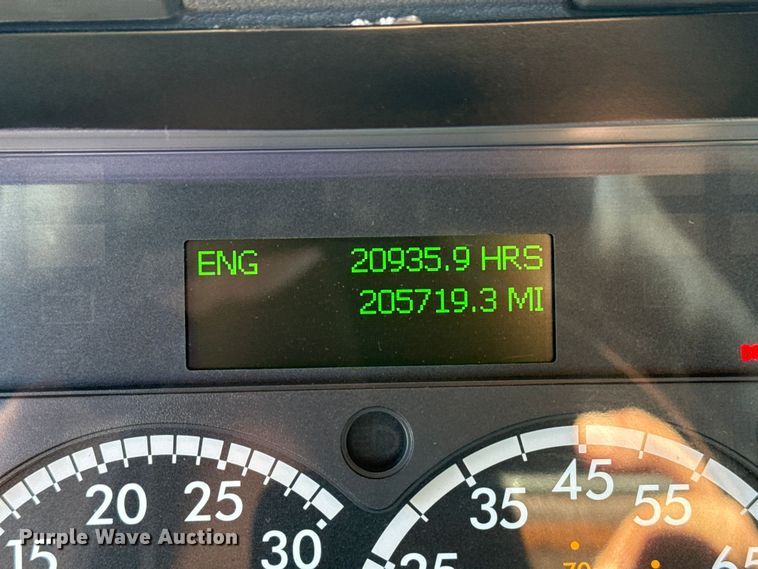 image for item EG8886 2015 Freightliner Cascadia 125 semi truck