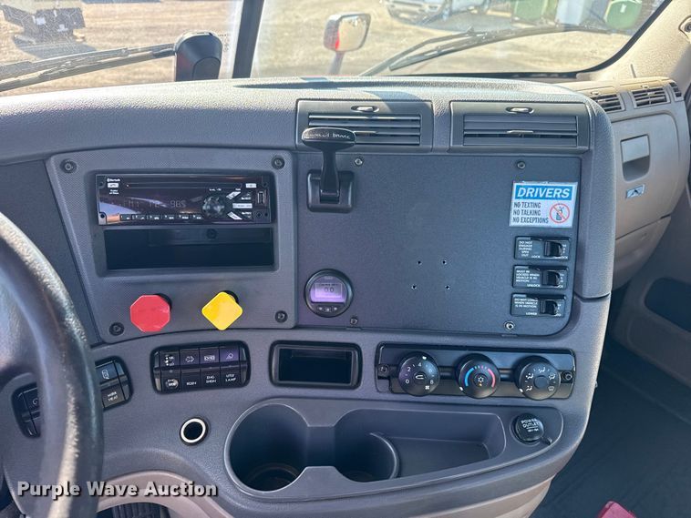 image for item EG8886 2015 Freightliner Cascadia 125 semi truck