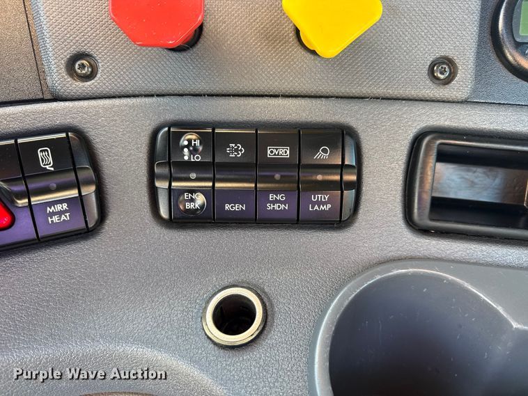 image for item EG8886 2015 Freightliner Cascadia 125 semi truck