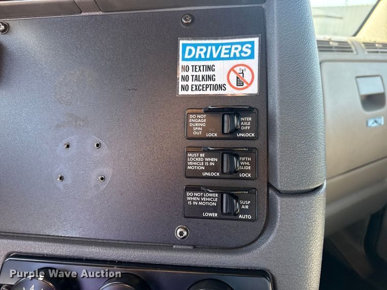 image for item EG8886 2015 Freightliner Cascadia 125 semi truck