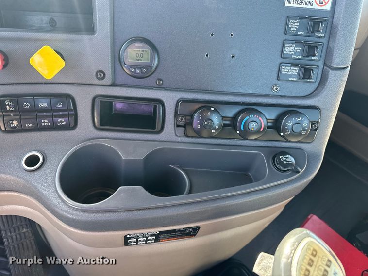 image for item EG8886 2015 Freightliner Cascadia 125 semi truck