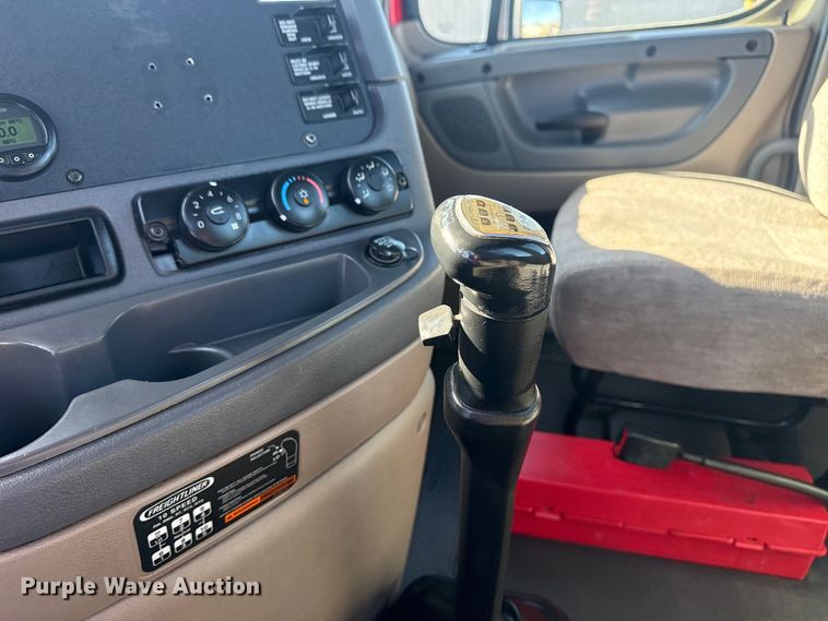 image for item EG8886 2015 Freightliner Cascadia 125 semi truck