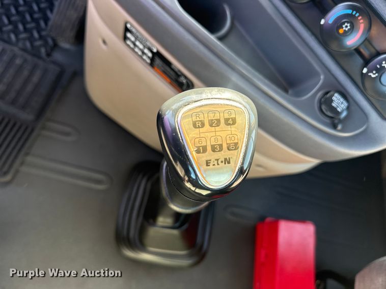 image for item EG8886 2015 Freightliner Cascadia 125 semi truck