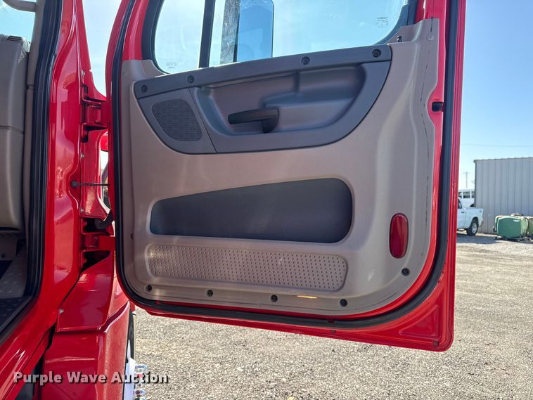 image for item EG8886 2015 Freightliner Cascadia 125 semi truck