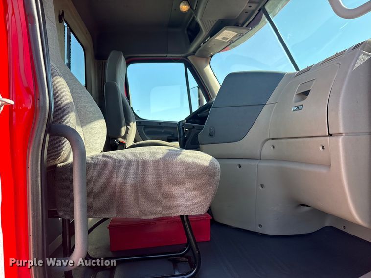 image for item EG8886 2015 Freightliner Cascadia 125 semi truck