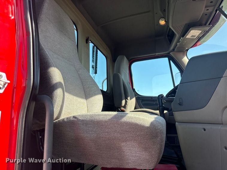 image for item EG8886 2015 Freightliner Cascadia 125 semi truck