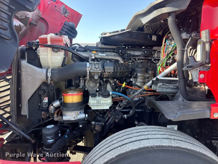 image for item EG8886 2015 Freightliner Cascadia 125 semi truck