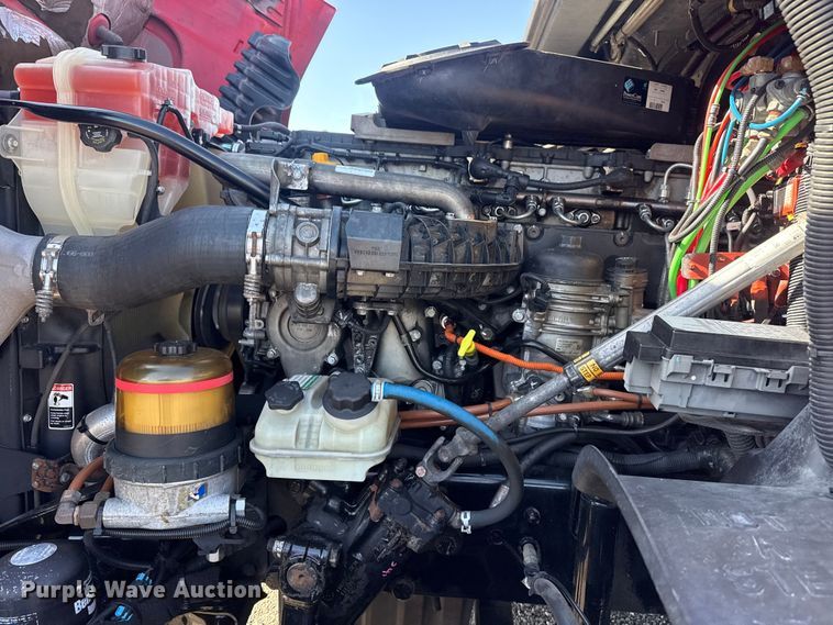 image for item EG8886 2015 Freightliner Cascadia 125 semi truck