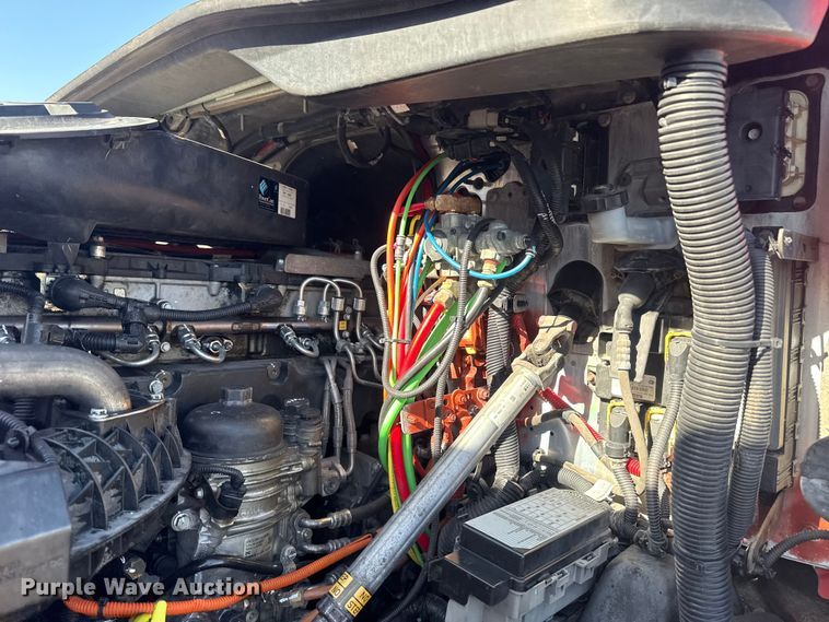 image for item EG8886 2015 Freightliner Cascadia 125 semi truck