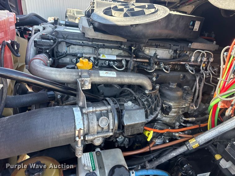 image for item EG8886 2015 Freightliner Cascadia 125 semi truck