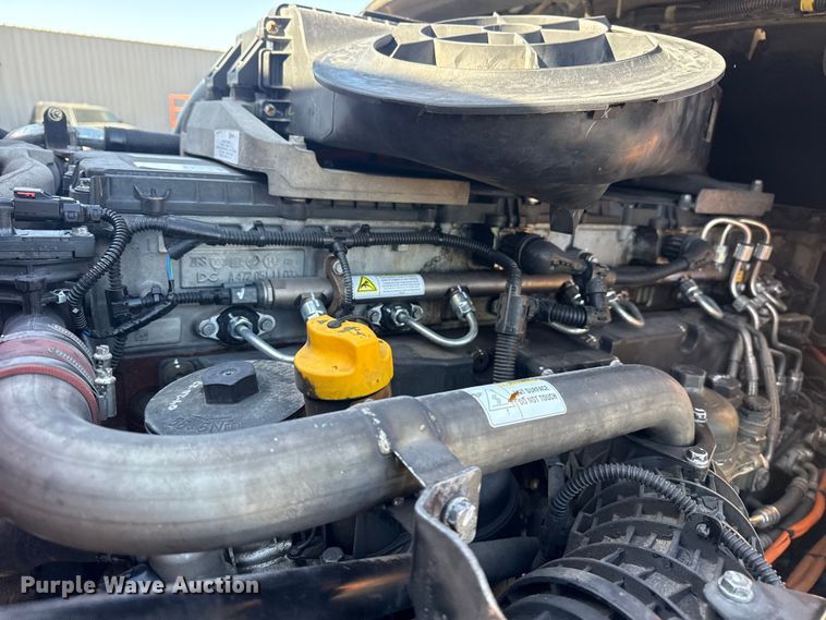 image for item EG8886 2015 Freightliner Cascadia 125 semi truck