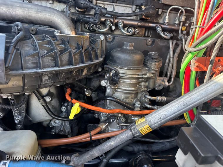 image for item EG8886 2015 Freightliner Cascadia 125 semi truck