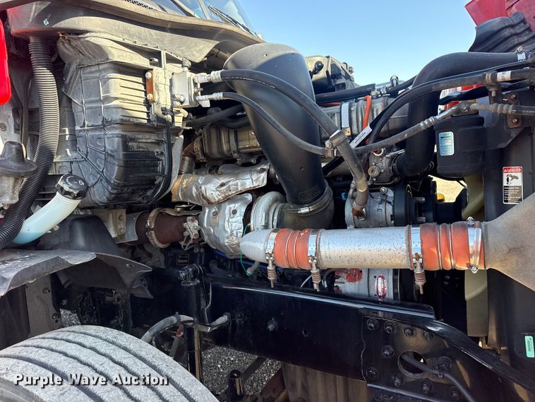 image for item EG8886 2015 Freightliner Cascadia 125 semi truck